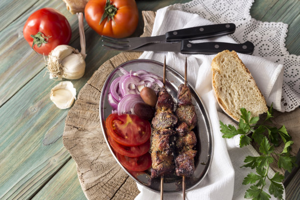 木桌上的烤肉串图片下载