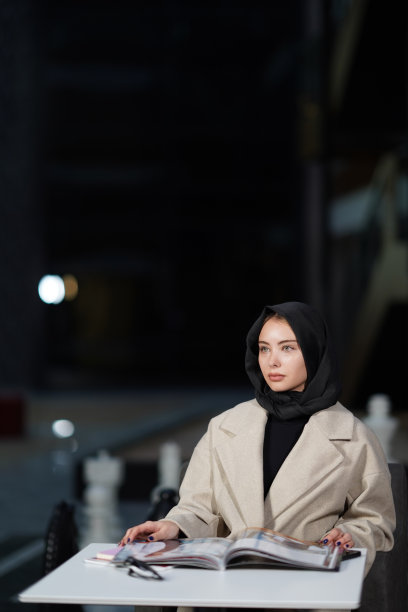 戴着黑色头巾的女性肖像图片下载