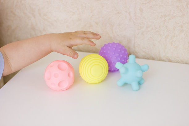 特写宝宝的手正在触摸按摩球。图片下载