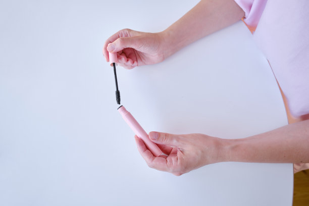 女孩把睫毛膏。睫毛刷。粉色睫毛膏。妆化妆品图片下载