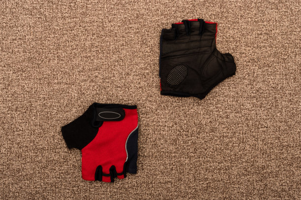 一副红色的自行车手套图片下载