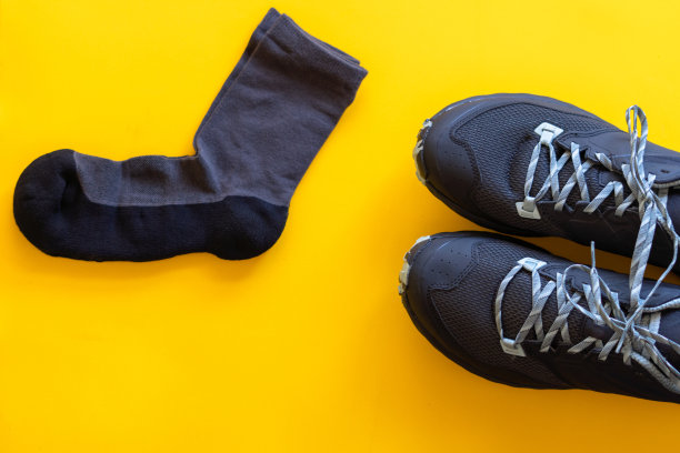 运动鞋袜子黄色背景图片下载