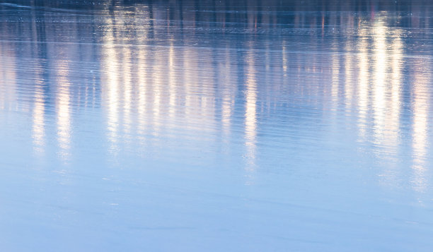有灯光反射的蓝色溜冰场。背景纹理图片下载