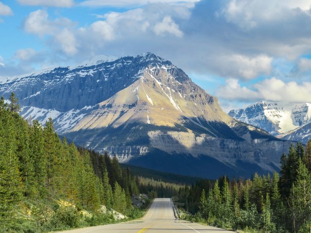在黄金时间穿过落基山脉的加拿大最风景优美的自驾游图片下载