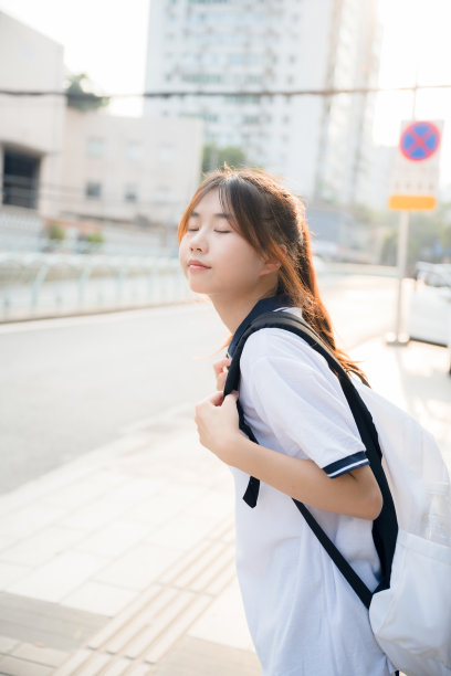 美丽的亚洲女孩黄昏回家图片下载