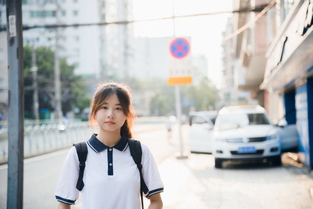 美丽的亚洲女孩黄昏回家图片下载