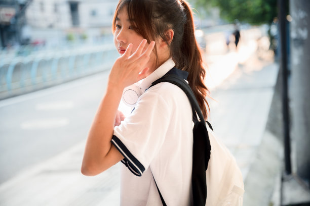 美丽的亚洲女孩黄昏回家图片下载