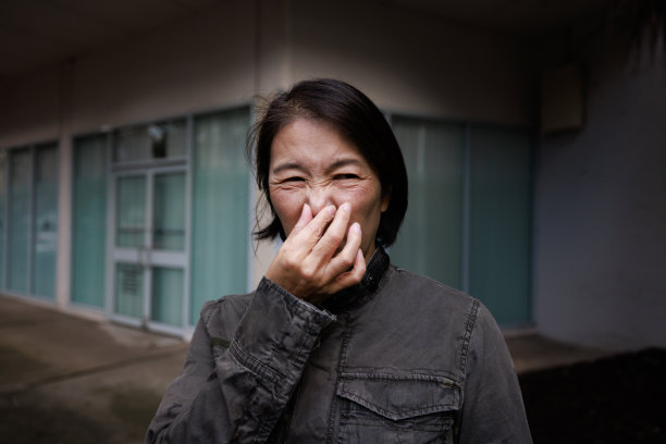 捏着鼻子的女人图片下载