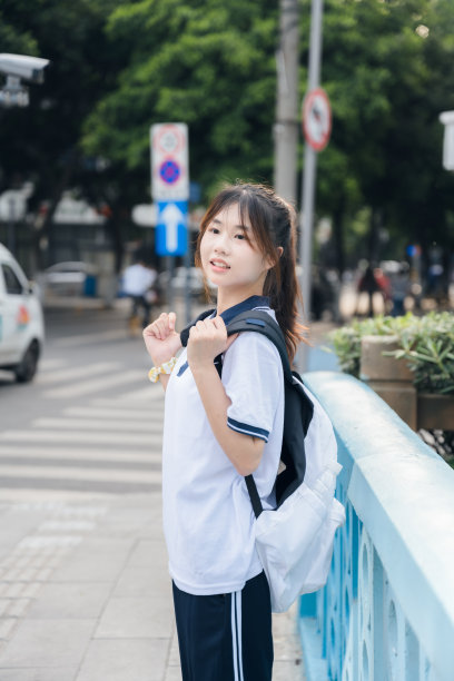 美丽的亚洲女孩黄昏回家图片下载