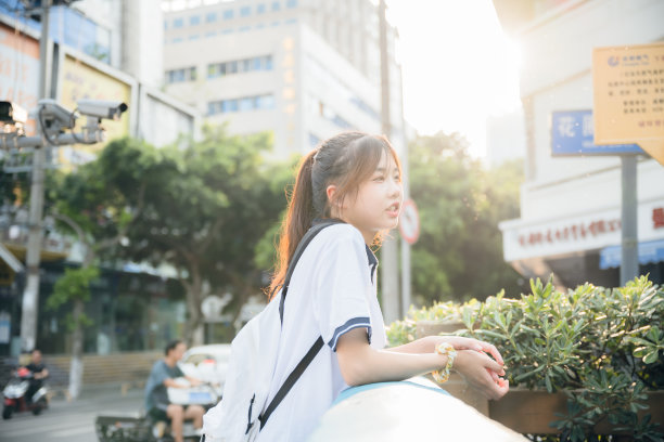 美丽的亚洲女孩黄昏回家图片下载