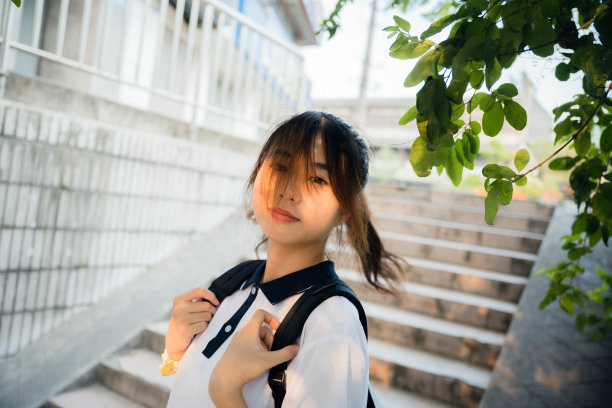 美丽的亚洲女孩黄昏回家图片下载