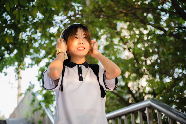 美丽的亚洲女孩黄昏回家图片下载