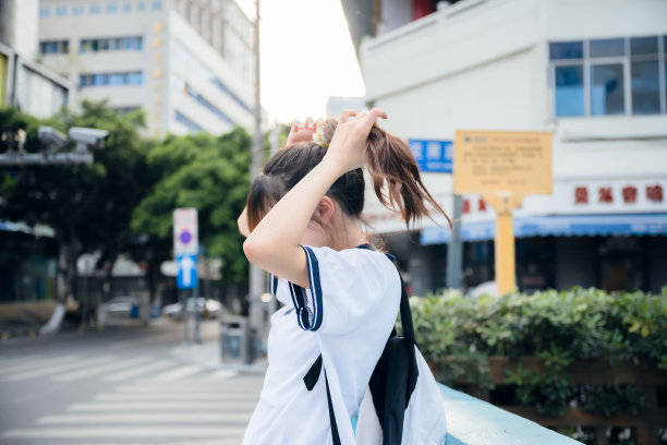 美丽的亚洲女孩黄昏回家图片下载