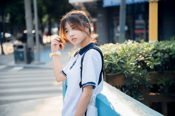 美丽的亚洲女孩黄昏回家图片下载