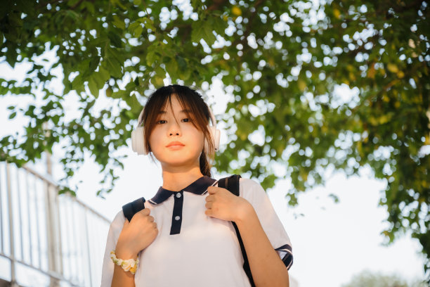 美丽的亚洲女孩黄昏回家图片下载