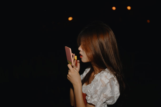 晚上化妆的亚洲女孩图片下载