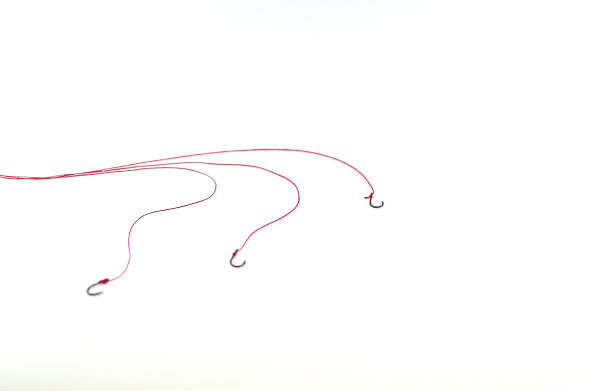 钩钩用红绳子和空白的空间。图片下载