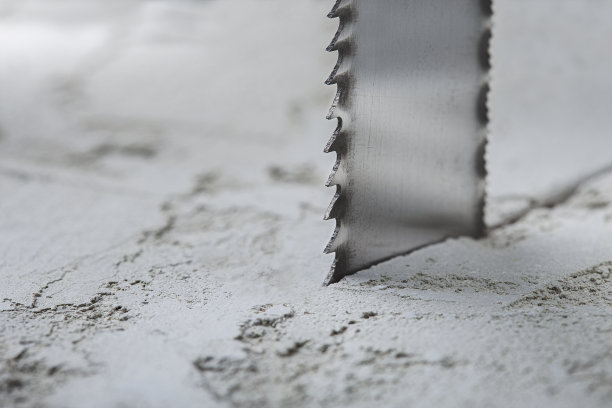 涂有金刚石涂层的金属锯、立铣刀或钻头可在混凝土板上打孔。工业和建筑业。图片下载