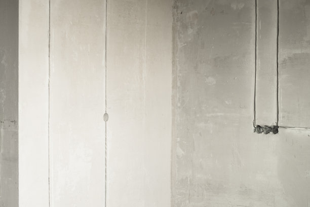 频闪线敷设电缆。线路维修和更换的概念。在房间的墙壁上抹上频闪灯，用于安装电线配件图片下载