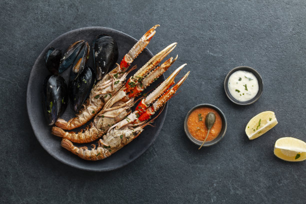深色盘子里的海鲜图片下载