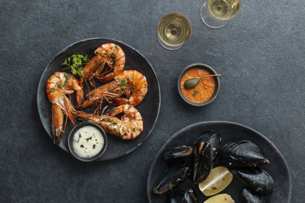 黑色的桌子上放着海鲜盘子图片下载