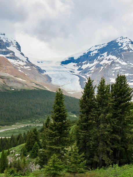 加拿大落基山脉碧玉国家公园的壮观冰川景观图片下载