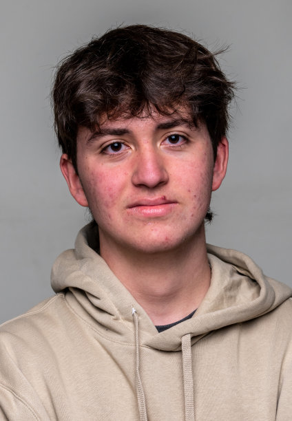 微笑的十几岁男孩前面的脸部照片在灰色的背景图片下载