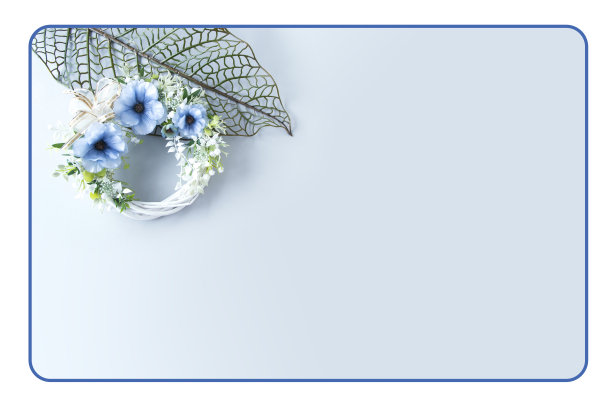 蓝色的银莲花和白色的叶子花环图片下载