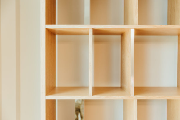 阳光直射下的空书架图片下载