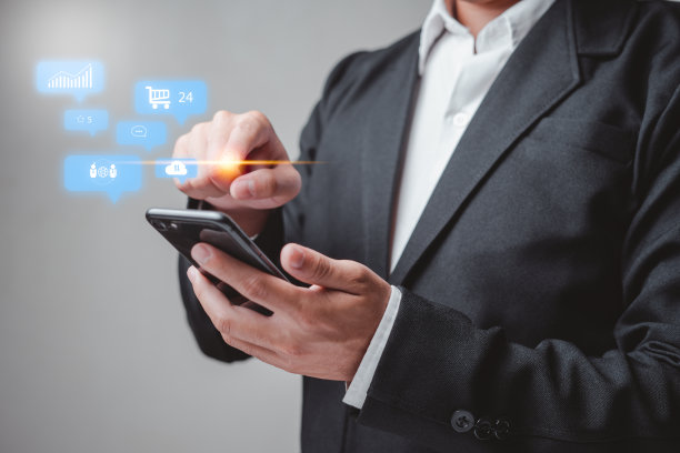 商务人士使用智能手机进行商务、通信、社交网络。图片下载