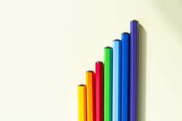 在绘画课上，有许多明亮的画册用的铅笔。图片下载