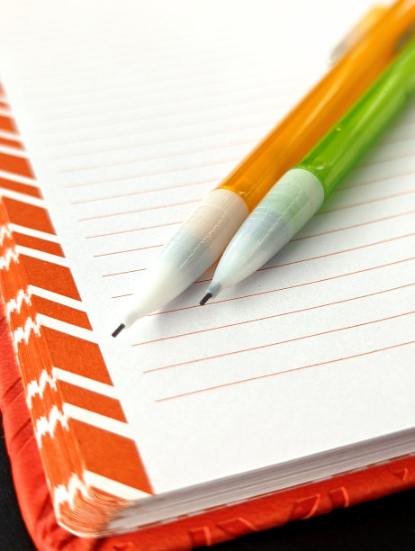 笔记本上的机械铅笔图片下载