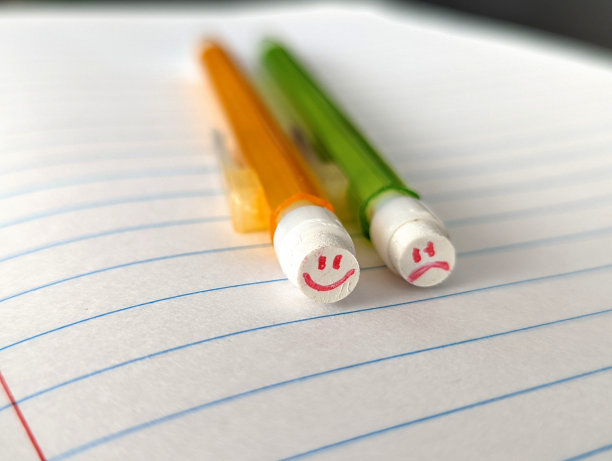 学校用品笔记本上的自动铅笔伤心高兴图片下载