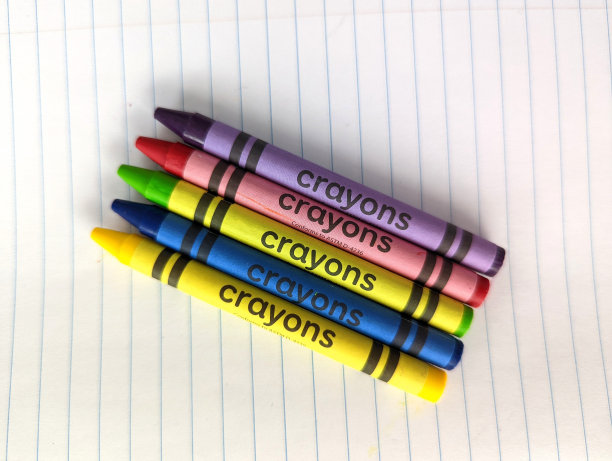 学校用品蜡笔在划线笔记本纸图片下载