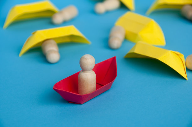 领导失败的概念——人figure在黄色纸船上折纸失败，人figure在白色纸船上折纸失败。图片下载
