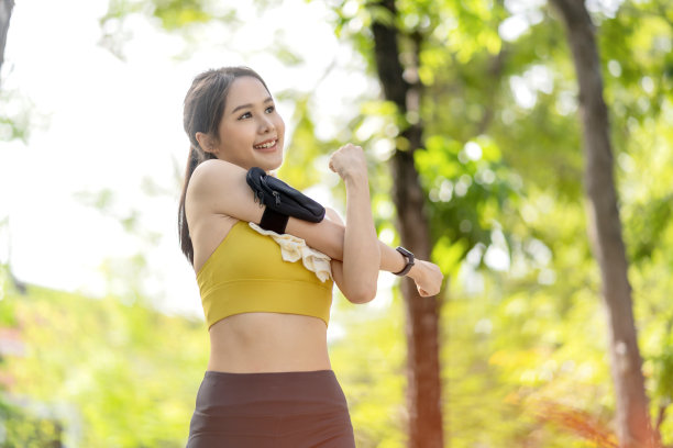 亚洲开朗的年轻女性成年人有吸引力的和强壮的晨跑前伸展运动在公园的概念。健康的生活方式年轻的健身女性晨跑前跑步拉伸图片下载
