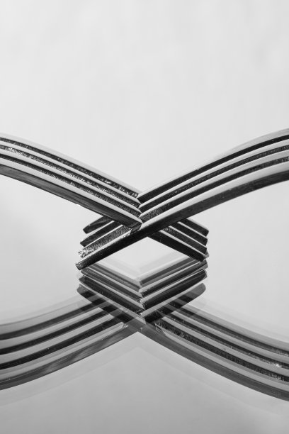 两个带有反射的分叉创造了一个新的形状。极具创意的黑白构图。厨房用具。图片下载