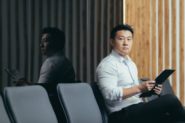 一个男人在办公室中心的走廊里等待面试图片下载