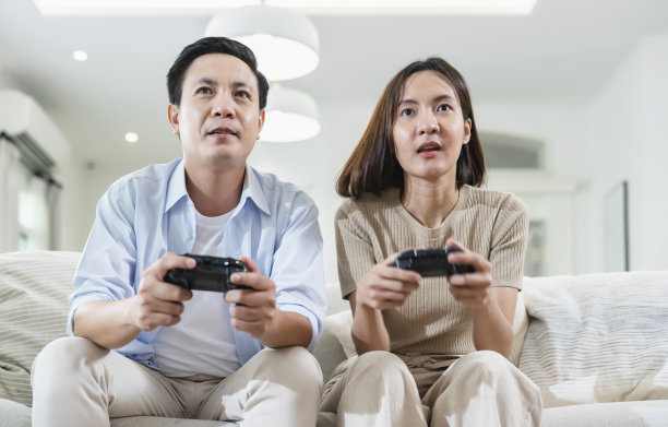 一对在客厅玩电子游戏图片下载
