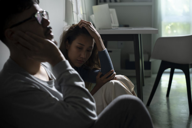 亚洲夫妻吵架后坐在一起，感情出现问题。图片下载