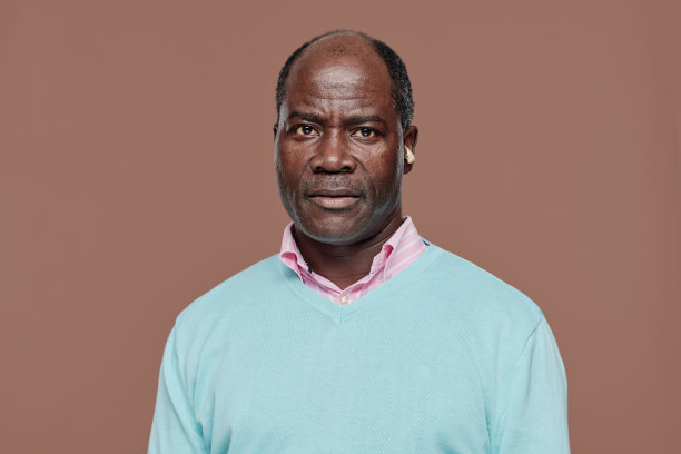 非洲耳聋老人图片下载