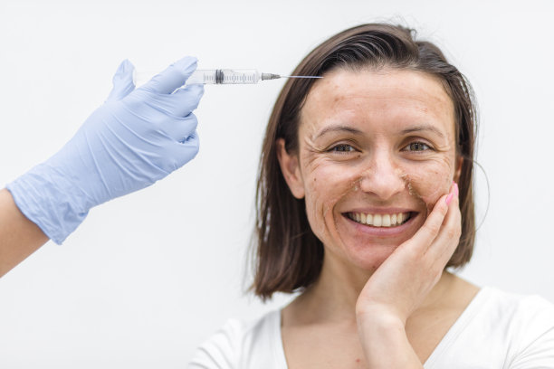 照片中的妇女皮肤干燥，手戴医疗手套注射。图片下载