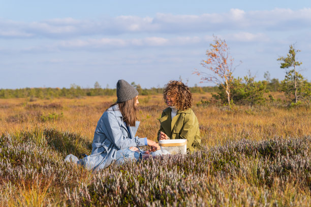 两个年轻活泼的女孩周末在乡下采摘秋天的浆果，并交流图片下载