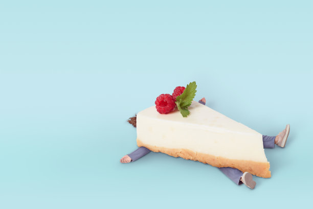 体态丰腴女孩吃甜点，快餐概念，蓝色背景图片下载