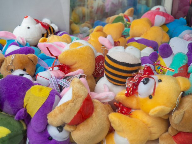 户外游戏机里有很多小毛绒玩具。吸引力。图片下载