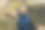 成熟男人在山顶喝水图片下载