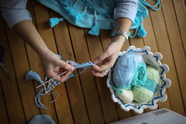 工匠编织组装辫子，特写。真正的图片下载