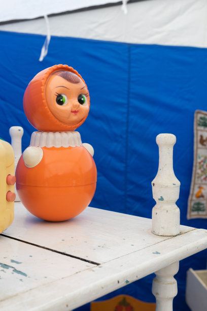 传统的俄罗斯滚圆玩具。不倒翁，快乐的童年，乡愁图片下载