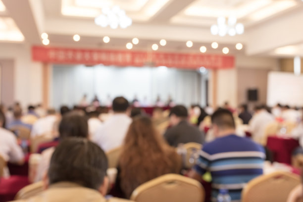 模糊的背影参加会议的人图片下载
