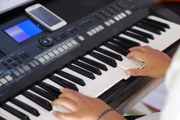 演奏键盘乐器的音乐家的手图片下载